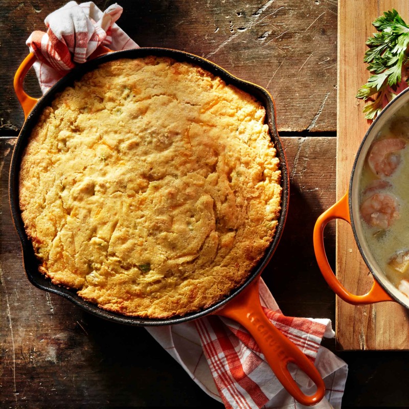 23CM SIGNATURE CAST IRON ROUND SKILLET - VOLCANIC