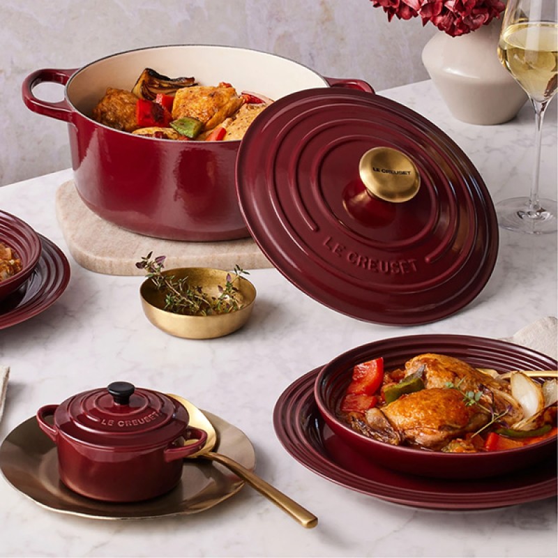 26CM SIGNATURE ENAMELLED CAST IRON ROUND CASSEROLE - GARNET