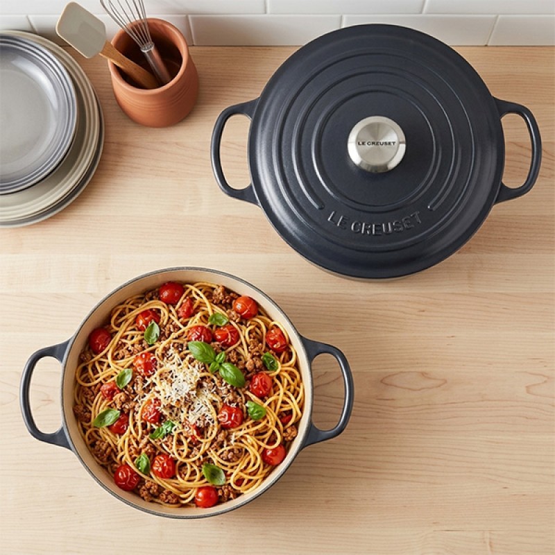 24CM SIGNATURE ENAMELLED CAST IRON ROUND CASSEROLE - NAVY