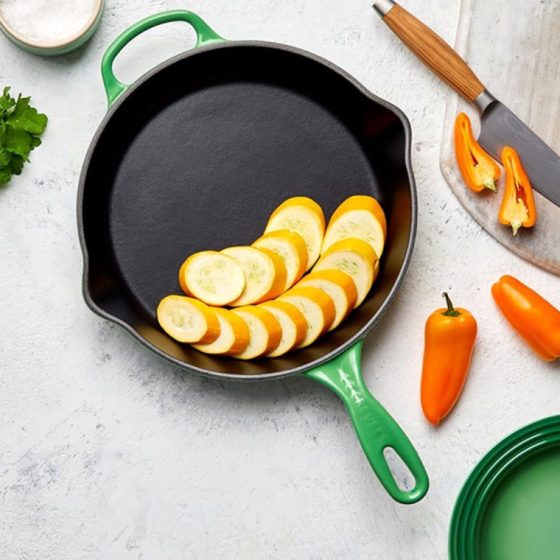 26CM SIGNATURE CAST IRON ROUND SKILLET - BAMBOO