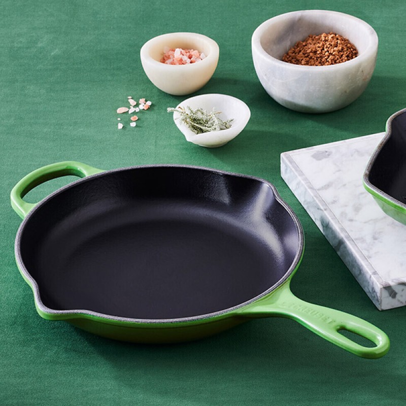 26CM SIGNATURE CAST IRON ROUND SKILLET - BAMBOO