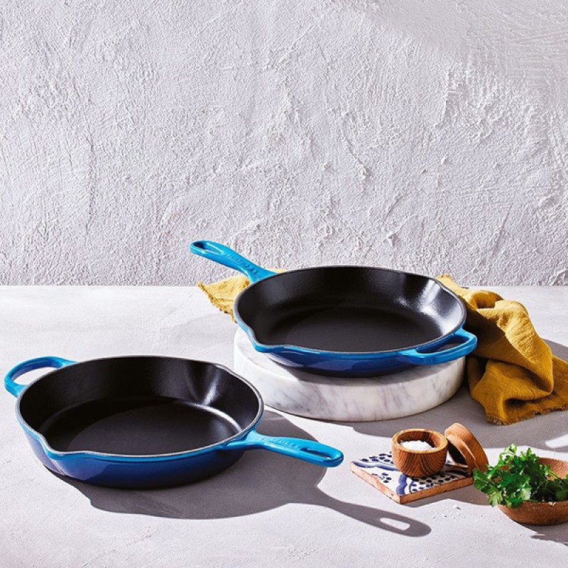 26CM SIGNATURE CAST IRON ROUND SKILLET - AZURE